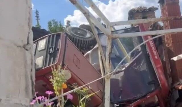 Belediyenin traktörü bahçeye uçtu