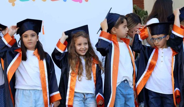Beyaz Köşk'ün minikleri kep attı