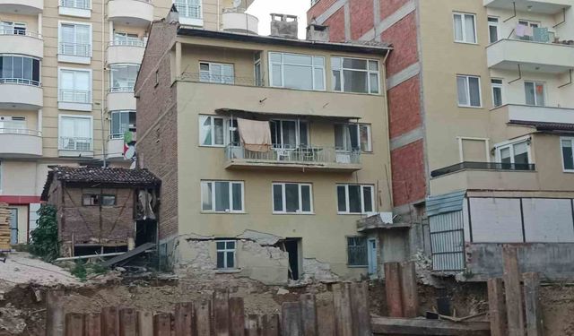 Bilecik'te temel kazısı yapılan sokağın yanındaki 3 katlı bina tahliye edildi