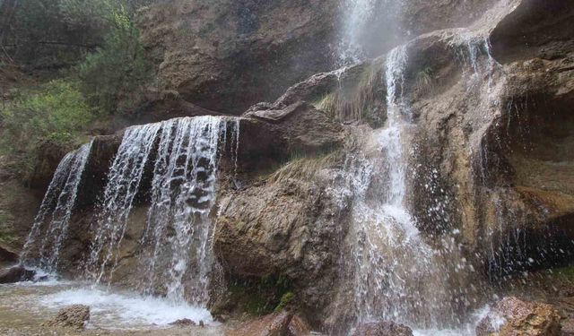 'Bir Kış, Bir Yaz': Su Uçtu Şelalesi 4 mevsim mest ediyor
