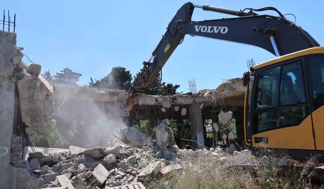 Bodrum'da 45 kaçak yapı yıkıldı
