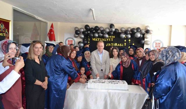 Bulanık'ta okuma yazma öğrenen 50 kadın mezuniyet sevinci yaşadı
