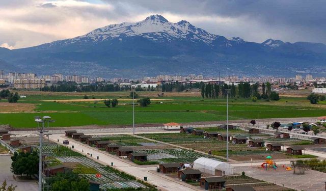 Büyükşehirin Doğal Ürünler Bahçesi'ne anlamlı ziyaret: TÜBİTAK 4004 projesiyle geleceğin çevrecileri yetişiyor