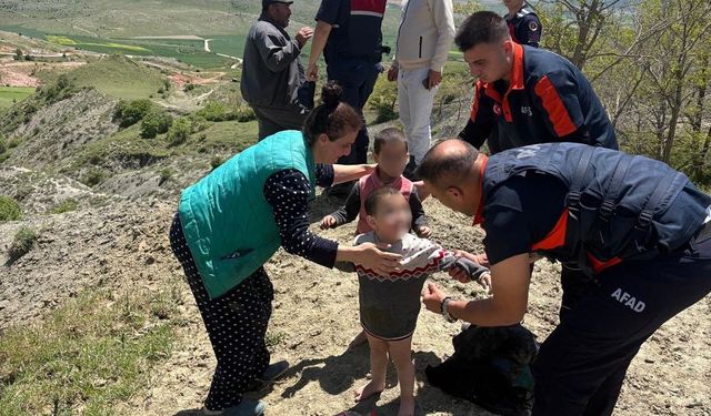Çamura saplanan çocukları ekipler kurtardı