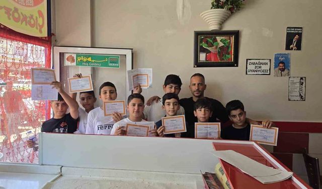 Çermik'te takdirini alan öğrenciler dürümcüye koştu