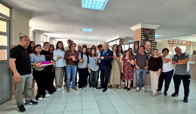 Çeşme Atatürk Anadolu Lisesi'nden 'Renklerin Fısıltısı' resim sergisi