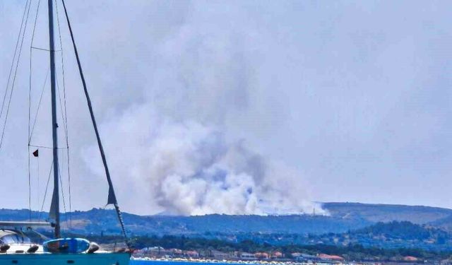Çeşme'de çöplükte çıkan yangın makilik alana sıçradı