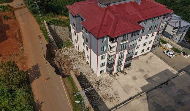 Çöken duvarın altında kalıyordu, 10 saniyeyle hayata tutundu