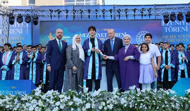 Cumhurbaşkanı Erdoğan, torunu Ömer Tayyip Erdoğan'a diplomasını takdim etti