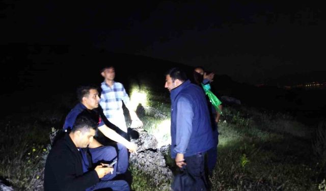 Dağlık alanda mahsur kalan baba ve oğlu kurtarıldı