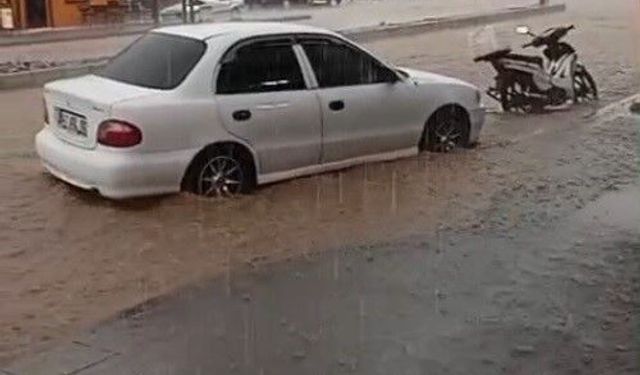 Demirözü'nde sağanak yağış hayatı olumsuz etkiledi