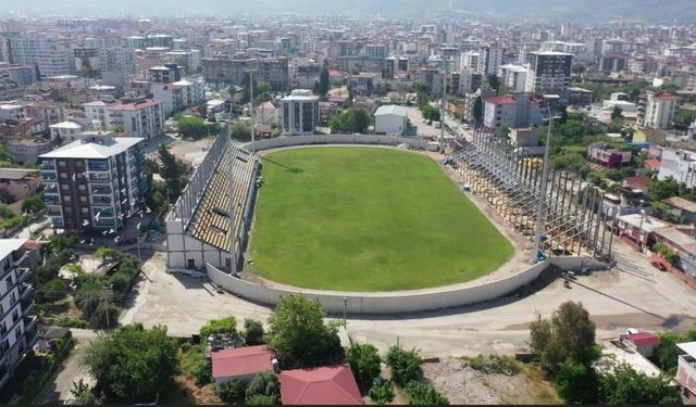 Depremde hasar alan 7 Ocak Stadyumu, yeniden yükseliyor