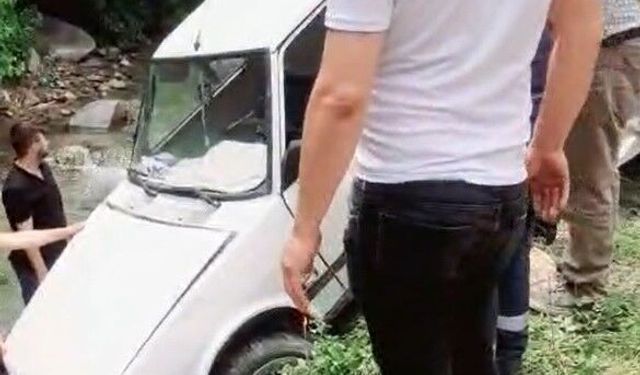 Direksiyon hakimiyeti kaybolan otomobil şarampole uçtu