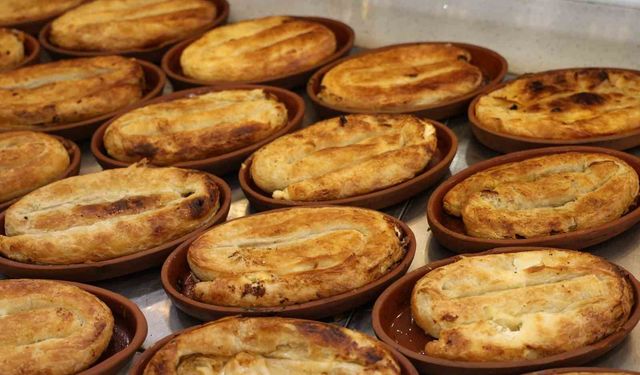 Diyarbakır'da tandırda çömleklerde pişirilen yeni lezzet börek talep görüyor