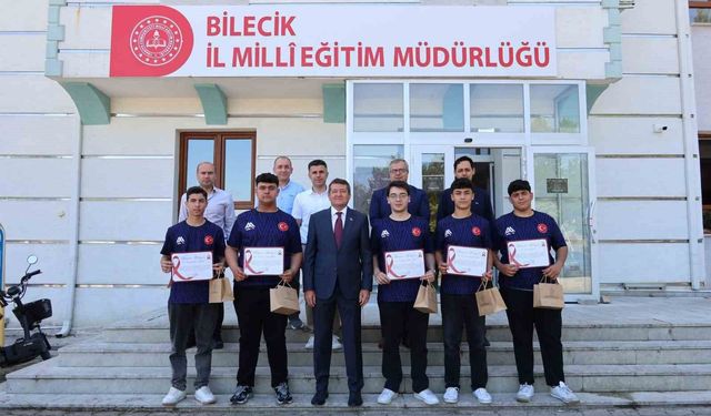 Dünya şampiyonlarına başarı belgeleri verildi