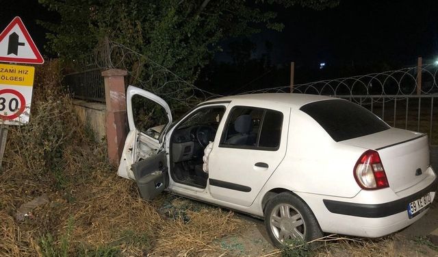Duvara çarpan otomobilin sürücüsü yaralandı