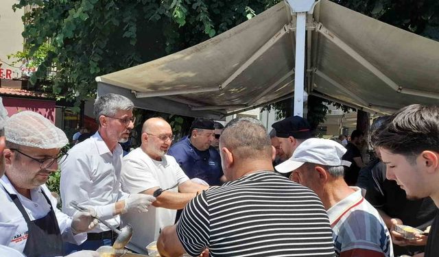 Düzce'de bin kişinin ağzı AK Parti tarafından dağıtılan aşure ile tatlandı