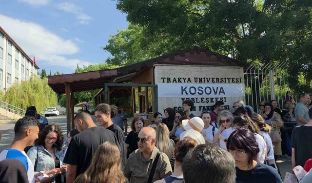 Edirne'de öğrenciler içeride, veliler dışarıda ter döktü