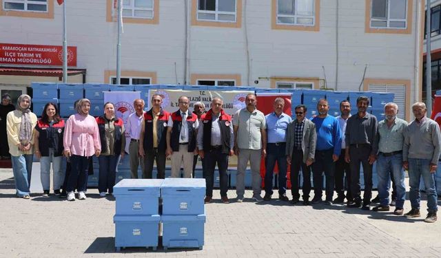 Elazığ'da 15 arı yetiştiricisine 150 adet kovan dağıtıldı
