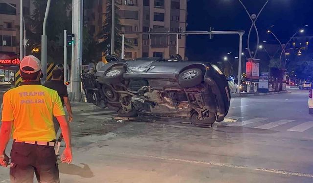 Elazığ'da otomobille çarpışan araç yan yattı: 11 yaralı