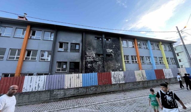 Esenyurt'ta ilkokulda yangın