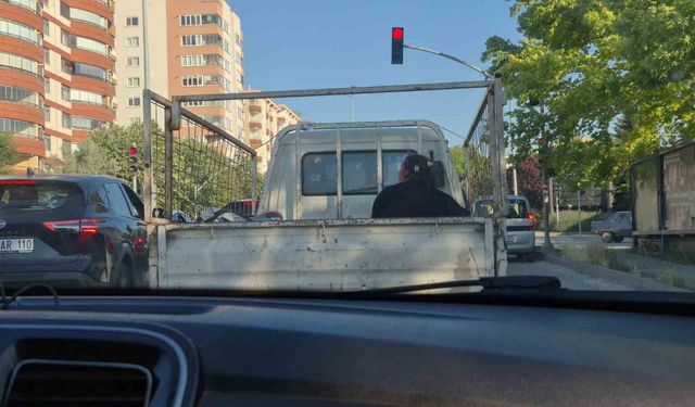 Eskişehir'de kamyonet kasasında tehlikeli yolculuk