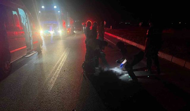 Feci kaza: Önce tır çarptı, sonra otomobil ezdi
