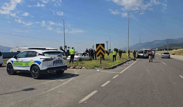 Gaziantep'te 2 otomobil kavşakta çarpıştı: 1 yaralı