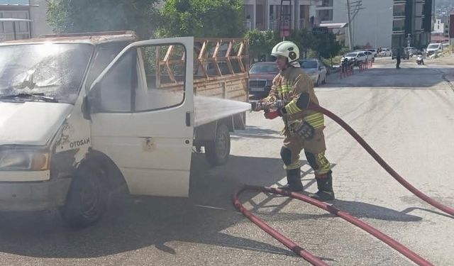 Hatay'da seyir halindeki kamyonet alevlere teslim oldu