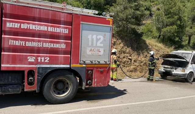 Hatay'da seyir halindeki otomobil alevlere teslim oldu