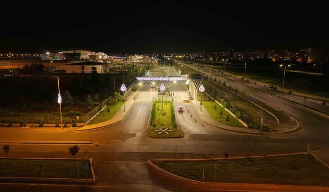 Havalimanı yolu geceleri renkli görünüme kavuşuyor