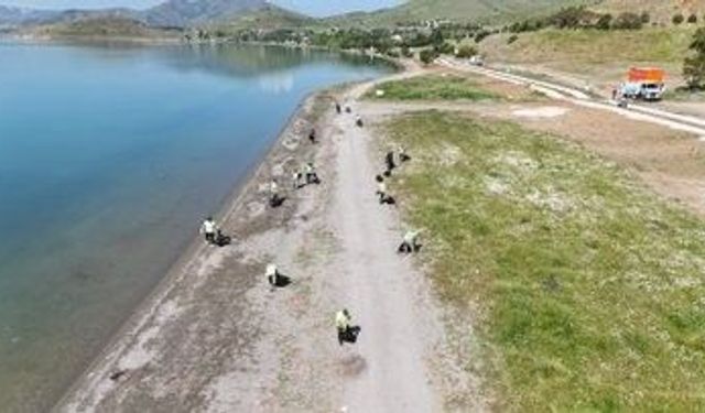 Hazar Gölü'nde dev temizlik 12 ton atık toplandı