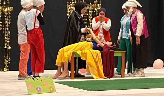 Hınıs'ta masallar sahneye taşındı: Genç kızların emeği ayakta alkışlandı