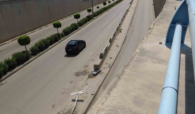 Hurdaya dönen Tofaş'taki 3 kişi yaralandı