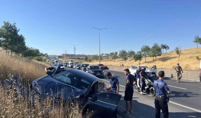 İki ayrı yerde 8 araçlı zincirleme kaza: 3 yaralı
