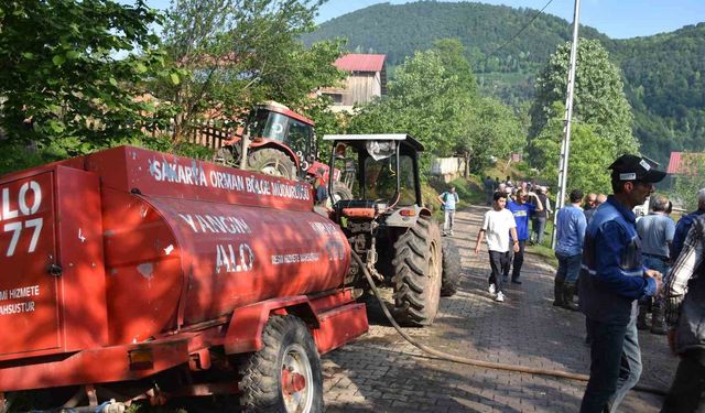 İki katlı evde çıkan yangına vatandaşın su tankeri ile müdahalesi