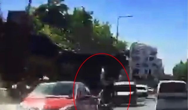İki şeridin arasına daldı, iki araca çarptı: Feci kaza kamerada