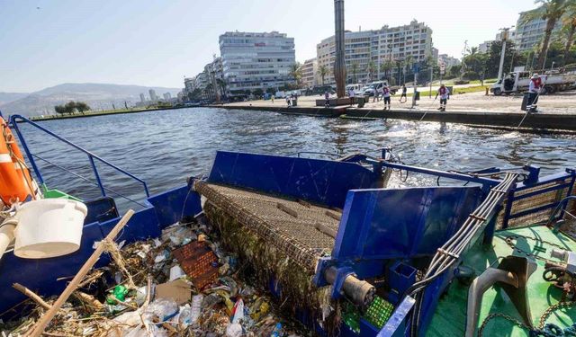 İzmir Körfezi'nden 1,2 milyon ton dip çamuru, binlerce ton atık temizlendi