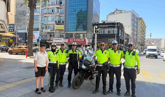 İzmir'in efsane trafik polisi emekli oldu: Son anonsunda elleri titredi
