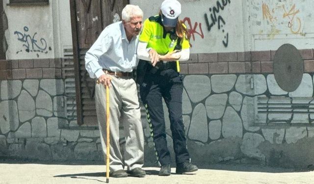 Kadın trafik polisi yaşlı vatandaşın yardımına koştu