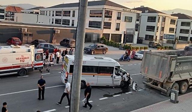 Kamyona arkadan çarpan servisin sürücüsü ağır yaralandı