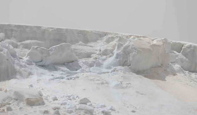 Kandilli Sıra Dağları'nın zirvesindeki kar kütleleri dron ile görüntülendi