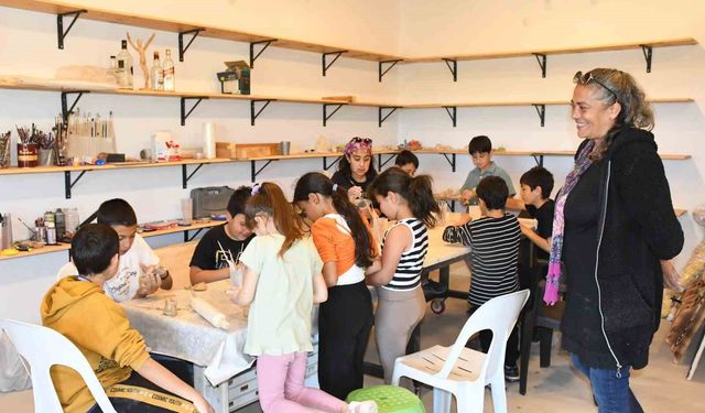 Kasabada kurduğu atölyede çocukların özgüvenini sanatla büyütüyor