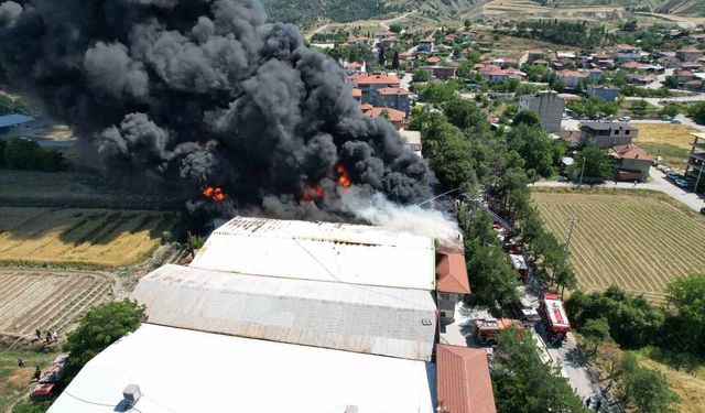 Kauçuk fabrikasındaki yangın havadan görüntülendi