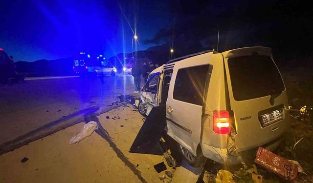 Kayseri'de otomobille hafif ticari araç çarpıştı: 1 ölü, 6 yaralı