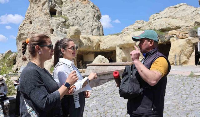 Kazadan sonra hayata şiirle tutundu, 7 dil öğrenip ekmeğini kazandı