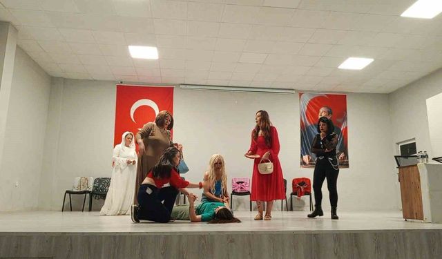 Kepsutlu kadınların oynadığı tiyatro oyunu ilgi gördü