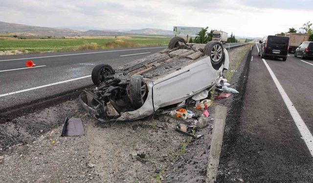 Kontrolden çıkan otomobil takla attı: 2'si bebek 4 yaralı