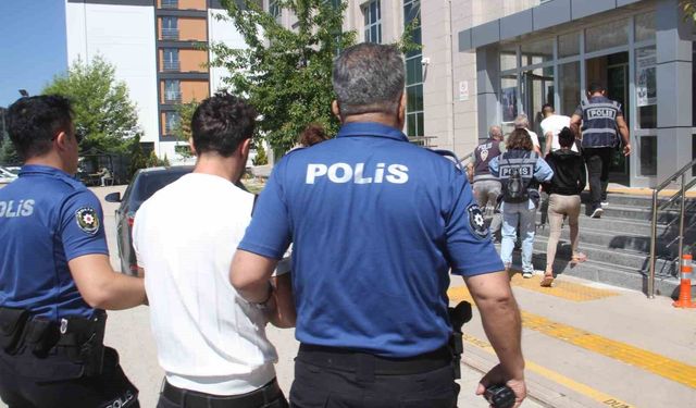 Konya'da sahte altın dolandırıcıları adliyeye sevk edildi