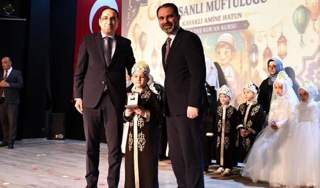 Kur'an kursunu başlarına taç takarak tamamladılar